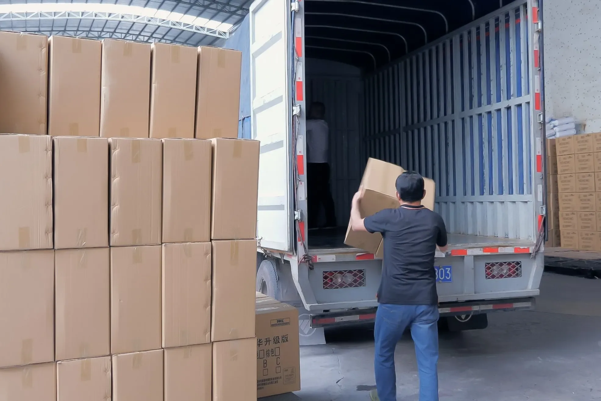 Chargement de cartons à l'usine en vue de leur expédition