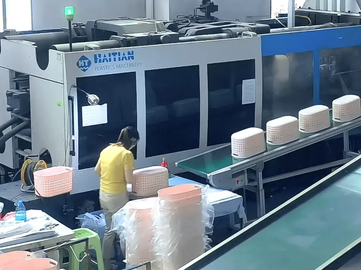 食品保存容器の製造を確認するXinghuiのスタッフ
